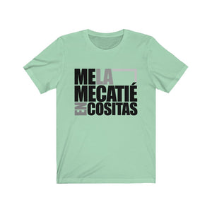 Camiseta Unisex "Me la mecatie en cositas" (Jersey Short Sleeve Tee)